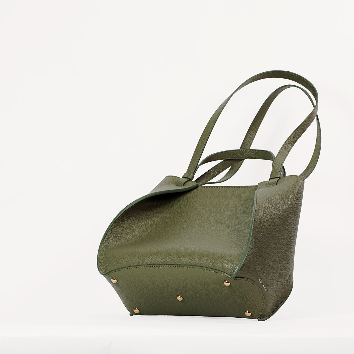 Detail of the base of the Amarante Bureau Bag in Bosco Green, with metal feet.