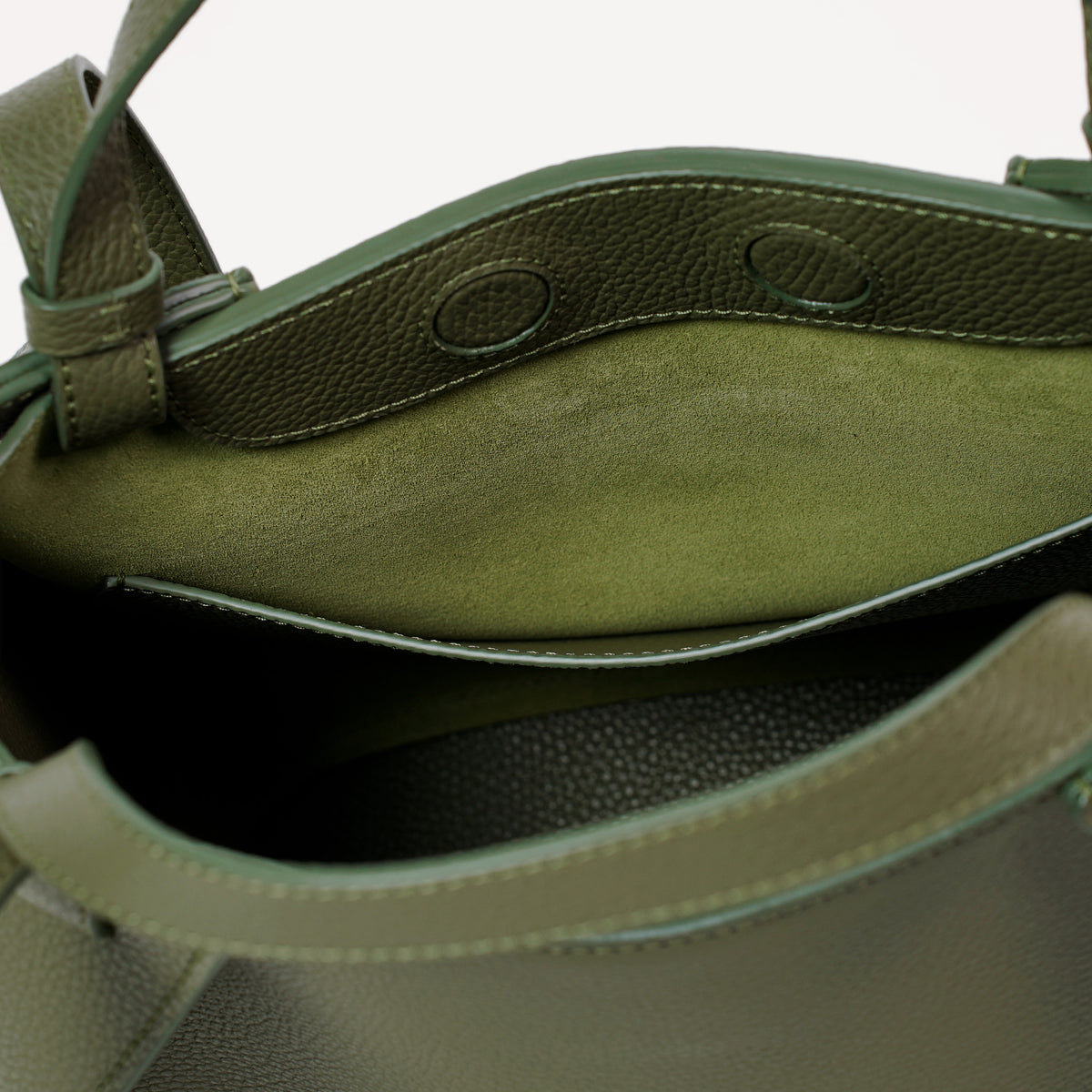 Detail of the interior of the Amarante Bureau Bag in Bosco Green, showing the leather lining and pocket.